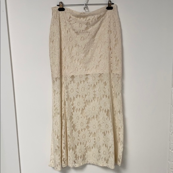 Lace Maxi Skirt never worn - Picture 2 of 4